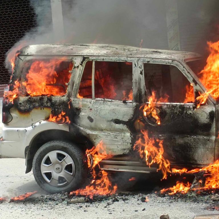 विराटनगरमा विद्यार्थीले जलाए सरकारी गाडी