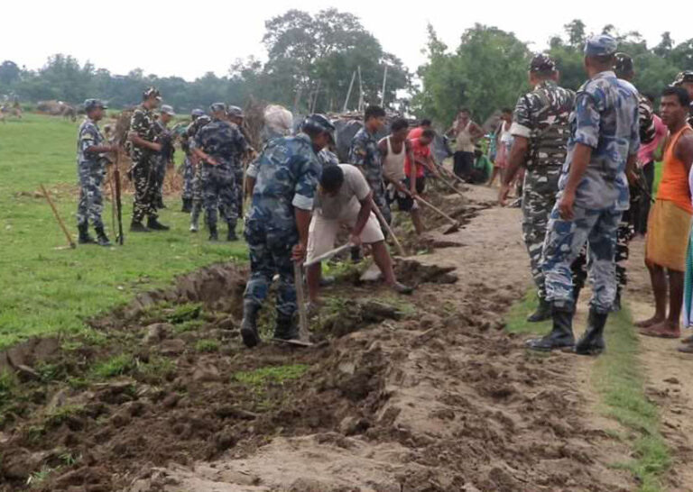 कचनकवलको दशगजा क्षेत्रमा भारतीय नागरिकले बाटो खन्न थालेपछि विवाद