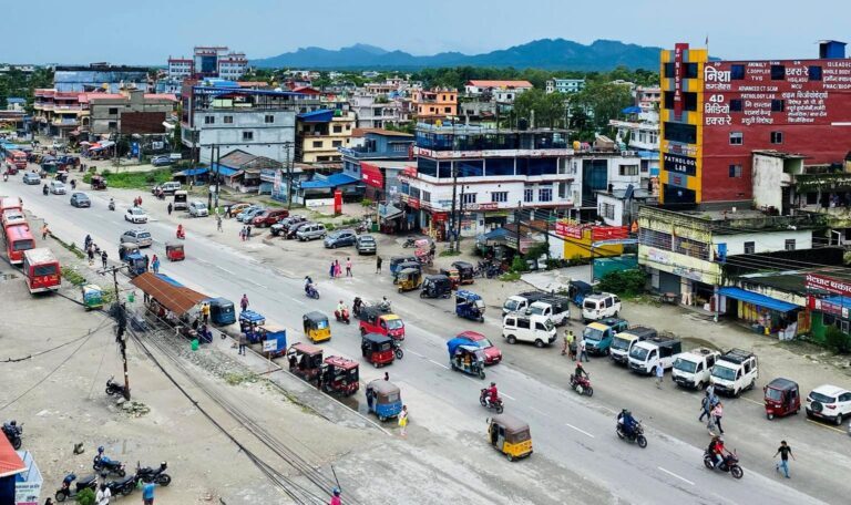 अखडा बन्यो बिर्तामोडः जुवातास खेल्दै लागूऔषध बेच्दै