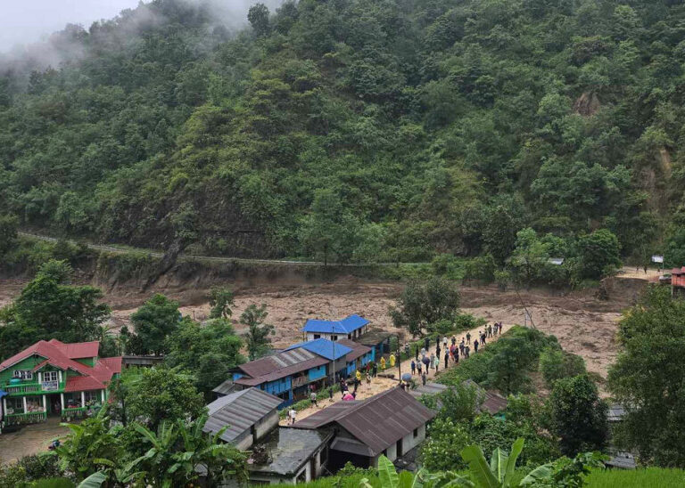 बाढीले हेंवा खोलाको बेली ब्रिज बगायो, मेची राजमार्ग अवरुद्ध