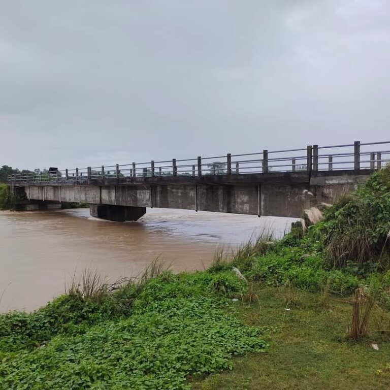 किस्ने खोलामा एकजनाले हामफाले, झापामा तीन बेपत्ता