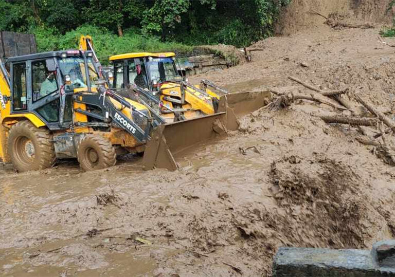 झ्याप्लेखोलामा पहिरोले पुरिएका बसबाट १४ जनाको शव निकालियो